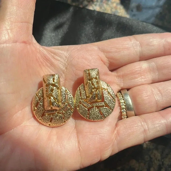 Gold clip earrings - Picture 3 of 3